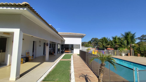 Linda Chácara Formada Em Condomínio Fechado