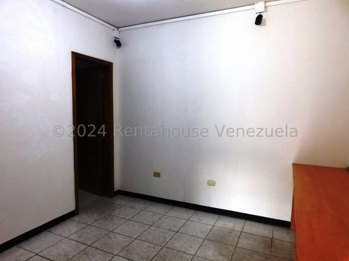 Local Comercial En Alquler Zona Centro Barquisimeto Calle 28, En Excelentes Condiciones Y Zona De Alto Trafico, Codifo 24 27728, Comunicate Soy Gabi Irastorza De Rentahouse.