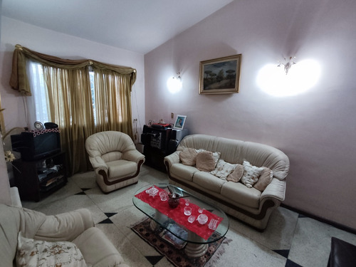 Hermosa Casa-quinta Bifamiliar De 426 Mts2 En La Urbanización Colinas De Vista Alegre Con Entradas Independientes