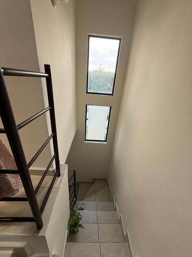 Casa De 3 Recámaras Con Clóset, 3 Baños Completos,sala De Tv