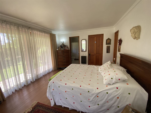Casa En Venta De 8 Dorm. En Colina