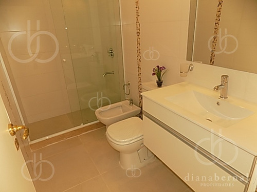 Casa De 4 Dormitorios Y Piscina Climatizada En Punta Del Este, Playa Mansa. - Ref: 42908
