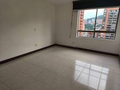 Vendo Apartamento Con Excelente Ubicación En La Parte Baja De La Loma De Los Bernal.