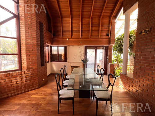 Venta De Casa De 4 Ambientes Con Cochera Y Jardin En Wilde