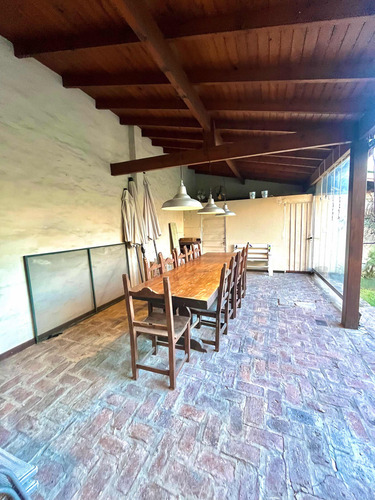 Hermosa Propiedad Al Estilo Colonial Con Excelente Ubicación