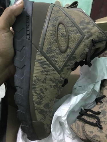Bota Oakley