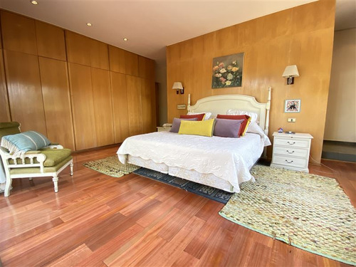 Casa En Venta De 5 Dorm. En Colina