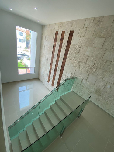 Residencia De Autor En Cumbres Del Cimatario, 4 Recamaras, 4.5 Baños, Doble Alt.