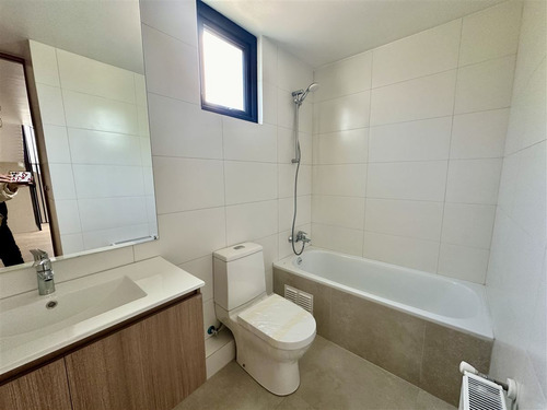 Casa En Venta De 3 Dorm. En Las Condes