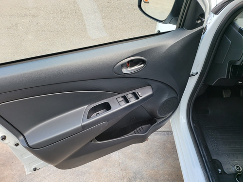 Imagen 8 de 12 de Toyota Etios 2022 1.5 Sedan X