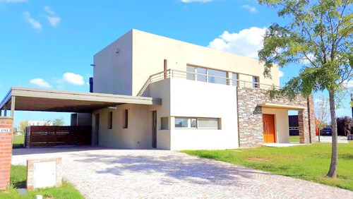 Casa En Venta En El Canton Con 3 Dormitorios. Con Renta