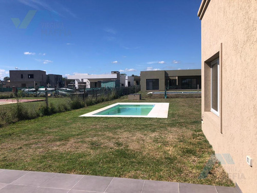 Casa Con Pileta De Construccion Tradicional - San Ramon Pilar Del Este