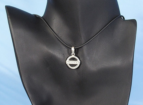 Imagen 3 de 4 de Dije Nissan Logo Plata Ley .925 Incluye Collar Caucho