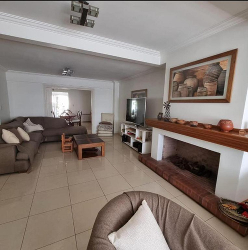 Casa En Venta - 4 Dormitorios 3 Baños - Cochera - 400mts2 - Ituzaingó