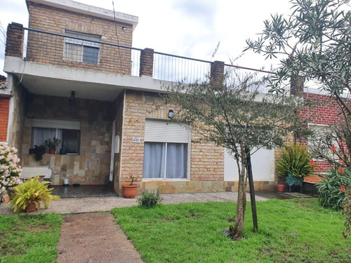 Inmobiliaria Rias Altas Vende!! Próximo A Av César Mayo Gutierrez!! Amplia Casa En 2 Plantas Con 4 Dormitorios