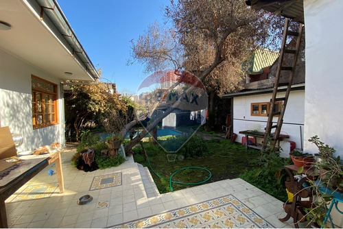 Casa De Dos Pisos Con Piscina En Ñuñoa