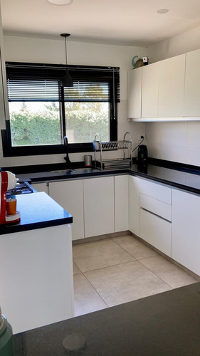 Casa En Venta Nordelta Barrio Tipas Con 4 Dormitorios Uno En Suite C/vestidor Galería Con Parrilla, Pileta Y Pque. Tipas: Lago Tenis Basquet Futbol 2 Sum Club House Piscina Parrilla Voley Juegos Niños