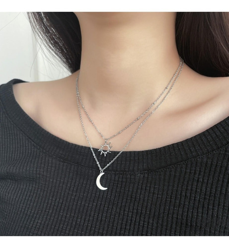 Imagen 4 de 6 de Collar Con Sol Y Luna Doble Cadena En Acero Inoxidable