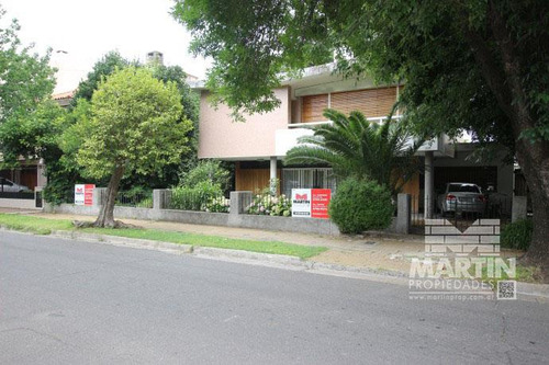 Casa Sobre Lote De 838 M2, Con Gran Parque Y Pileta - La Lucila, Excelente Ubicación