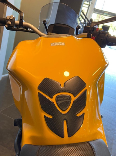 Monster 821 Amarillo Con Accesorios
