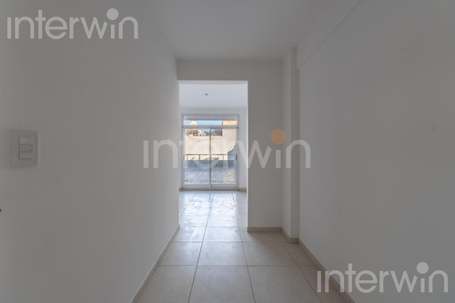 Departamento De 2 Ambientes Con Patio En Caballito - Venta -