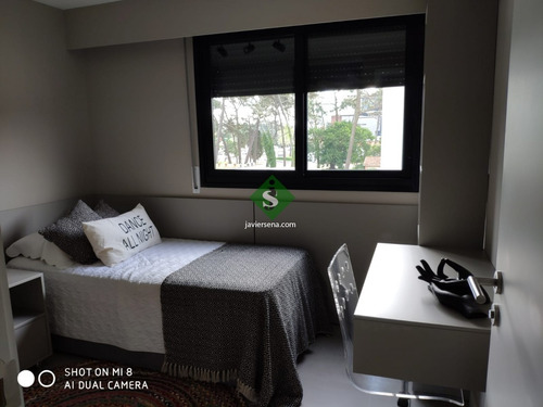 Venta De Apartamento En La Roosevelt, 2 Dormitorios, 2 Baños, Cerca De Todo. - Ref: 167189
