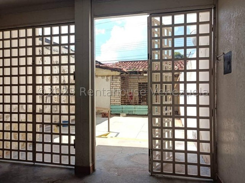 . Jv Vende Haz Realidad Tu Sueño: Casa Quinta Espaciosa Y Luminosa En Zona Cotizada, Ideal Para Disfrutar De La Tranquilidad Y La Cercanía A La Ciudad. 25-8374
