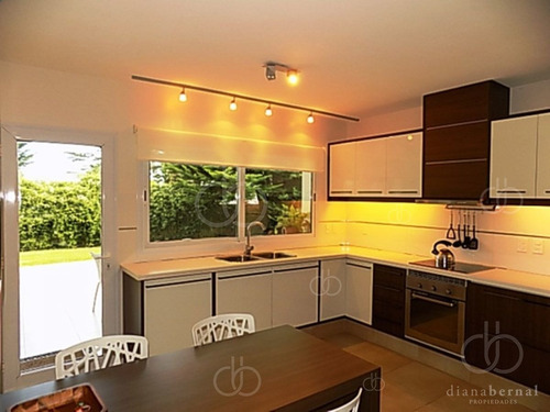 Imagen 10 de 28 de Casa En Mansa, 4 Dormitorios, Piscina Climatizada, En Barrio Privado, Punta Del Este