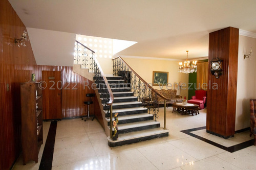 Bella Casa, Con Amplios Espacios Y Jardines Ubicada En Calle Cerrada. 25-17564.