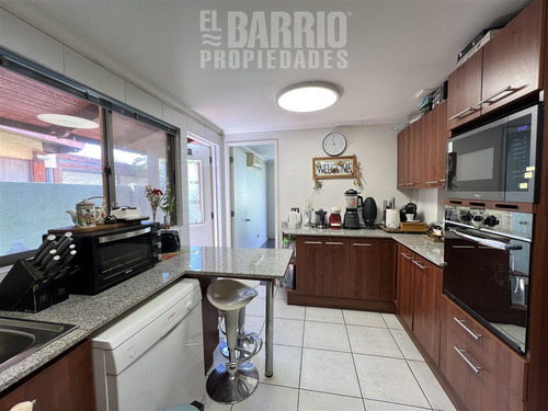 Casa En Venta De 5 Dorm. En Colina