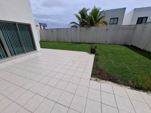 Casa En Venta En El Fracc Lomas De La Rioja