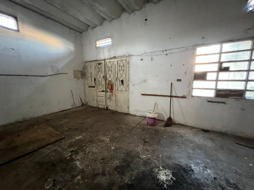 Casa Con Galpón En Barrio Las Avenidas