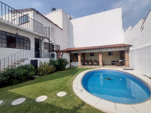 Casa En Venta En La Col. El Miraval, Cuernavaca Morelos.