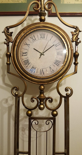 Antiguo Reloj De Pie Estilo Estación Metal Forjado Tallado (Usado)