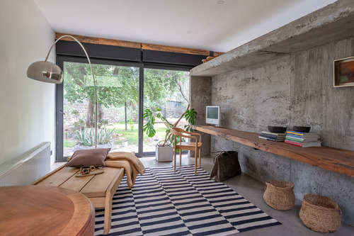 Casa Con Un Diseño Único Y Amplios Espacios