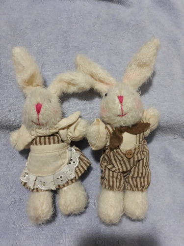 Coelhos Páscoa Pelúcia Casal 17x9cm Creme Com Roupinhas (Usado)