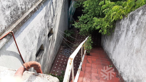 Venta De Casa Con Cochera, Consultorio Y Local En Sarandi (27587)