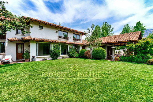 Casa Con Amplios Espacios Y Gran Jardín En Manqueh...