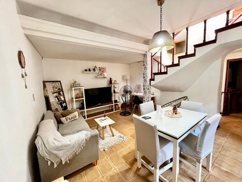Venta De Casa En Flores. Ideal Para 2 Familias.