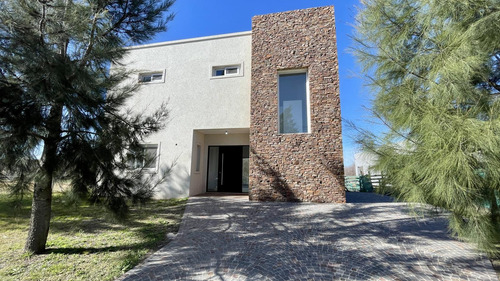 Casa En Naudir En Venta - A Estrenar - Lote Con Fondo Al Verde