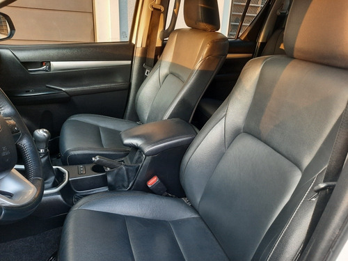 Imagen 12 de 20 de Toyota Hilux 2019 2.8 Cd Srx 177cv 4x4