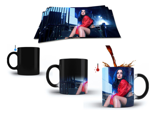 Taza Magica Dua Lipa Posando En Las Escaleras Del Escenario