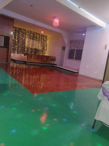 Renta De Local Comercial En Av. Lago De Guadalupe, Con Departamento Incluido