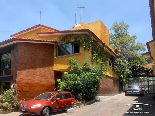 Casa En Venta Desarrollada En Dos Niveles Con Un Mezzanine, En La Calle De Av. México En La Colonia Heroes De Padierna