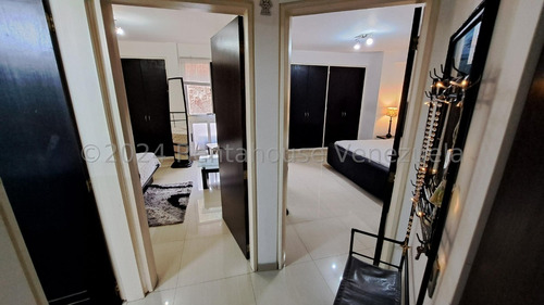 Estupendo Apartamento Remodelado Con Piscina En Santa Inés Iq24-25124