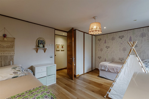Estupenda Casa Remodelada En Vitacura, Excelente Ubicación.