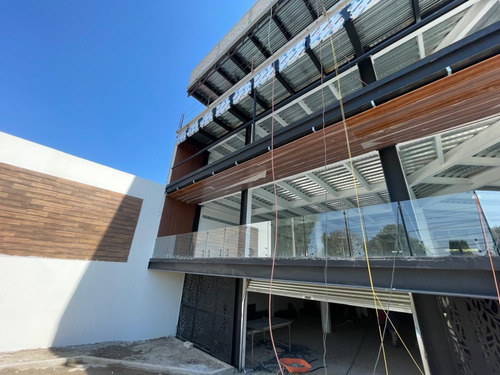 Local En Renta De 350 A 400m2 Nuevo, El Local Se Ubica En Planta Baja En Plaza Comercial Nueva.