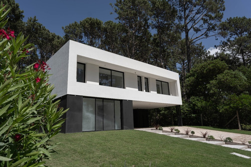 Casa En Punta Del Este. Venta Y/o Alquiler