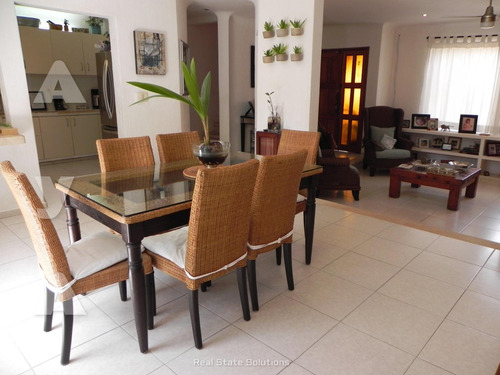 Casa En Venta, 3 Recámaras, 3 Niveles, Cuarto Servicio, Sm 43, Cancún