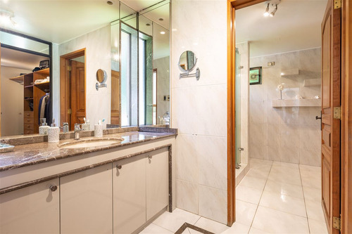 Casa En Venta De 4 Dorm. En Las Condes